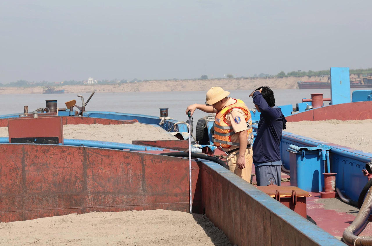 Tổng kiểm soát tàu bơm hút, vận chuyển cát, sỏi đường thủy trên địa bàn tỉnh Phú Thọ, phát hiện 1 trường hợp sai phạm