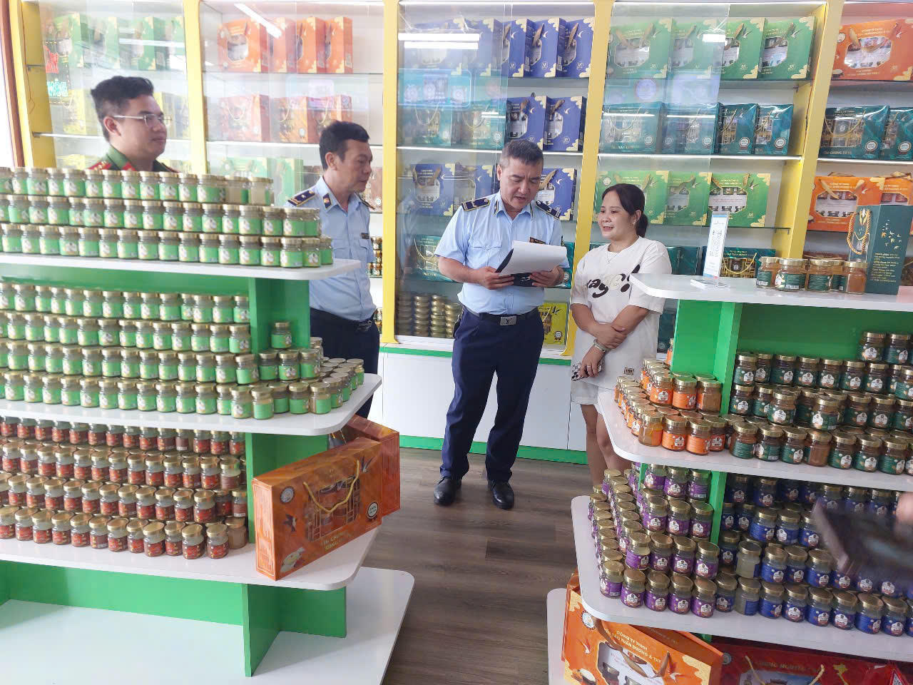 Tạm giữ gần 23.470 sản phẩm yến chưng của một Công ty tại Phú Thọ