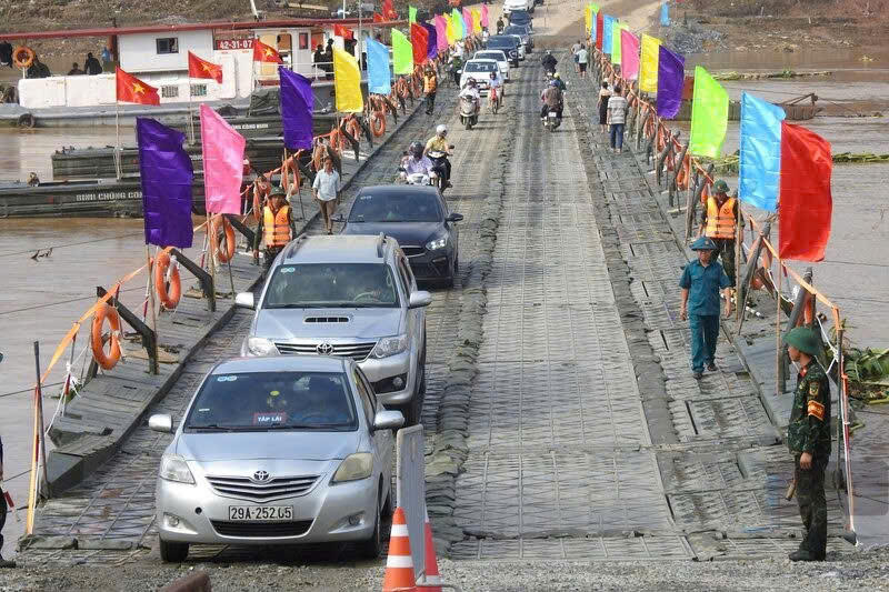 Cắt khẩn cấp cầu phao Phong Châu