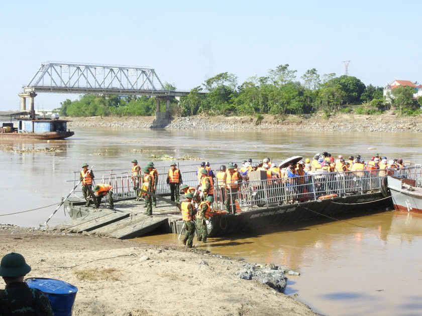 Tạm thời vận hành phà quân sự thay thế cầu phao Phong Châu