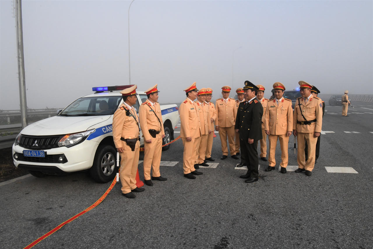 Thứ trưởng Trần Quốc Tỏ kiểm tra công tác bảo đảm TTATGT trên tuyến cao tốc Pháp Vân - Cầu Giẽ