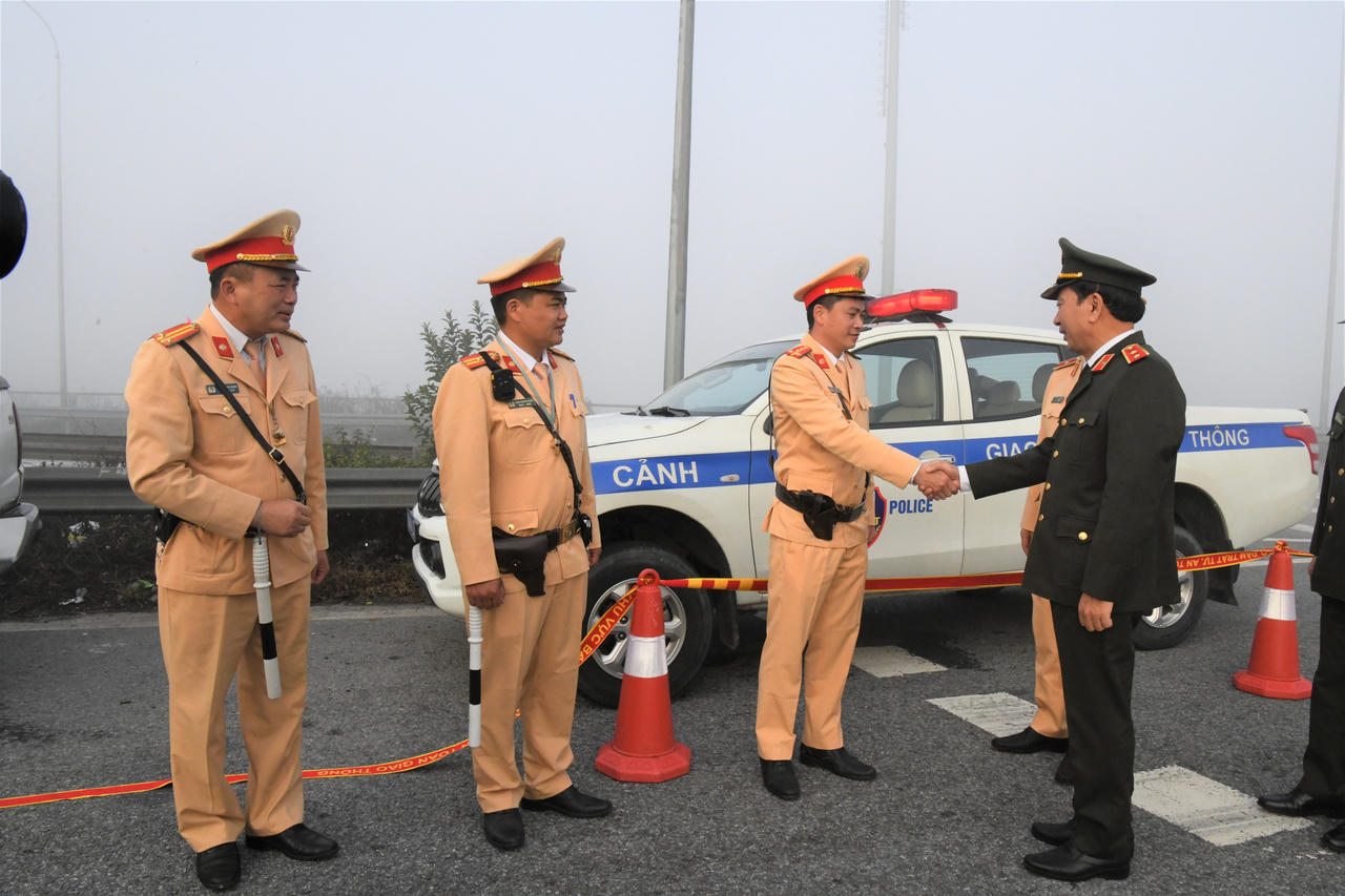 Thứ trưởng Trần Quốc Tỏ kiểm tra công tác bảo đảm TTATGT trên tuyến cao tốc Pháp Vân - Cầu Giẽ