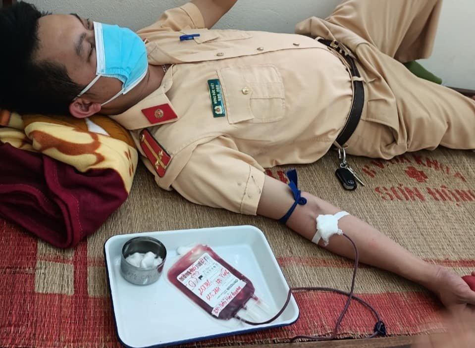 Trung úy CSGT hiến máu giúp cháu bé 5 tuổi vượt qua khó khăn 