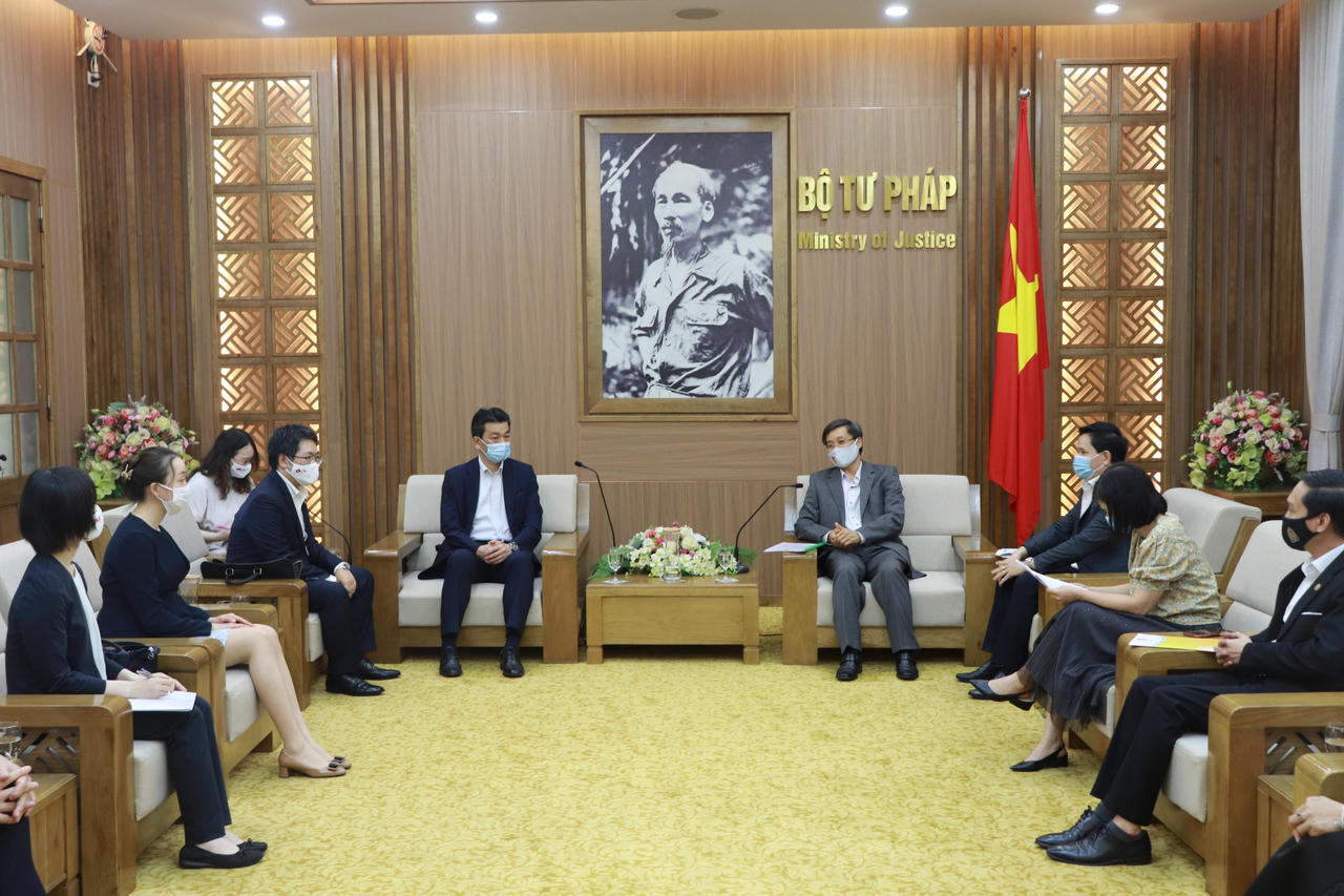 Trao Kỷ niệm chương Vì sự nghiệp Tư pháp cho ông Ozaki Ryota