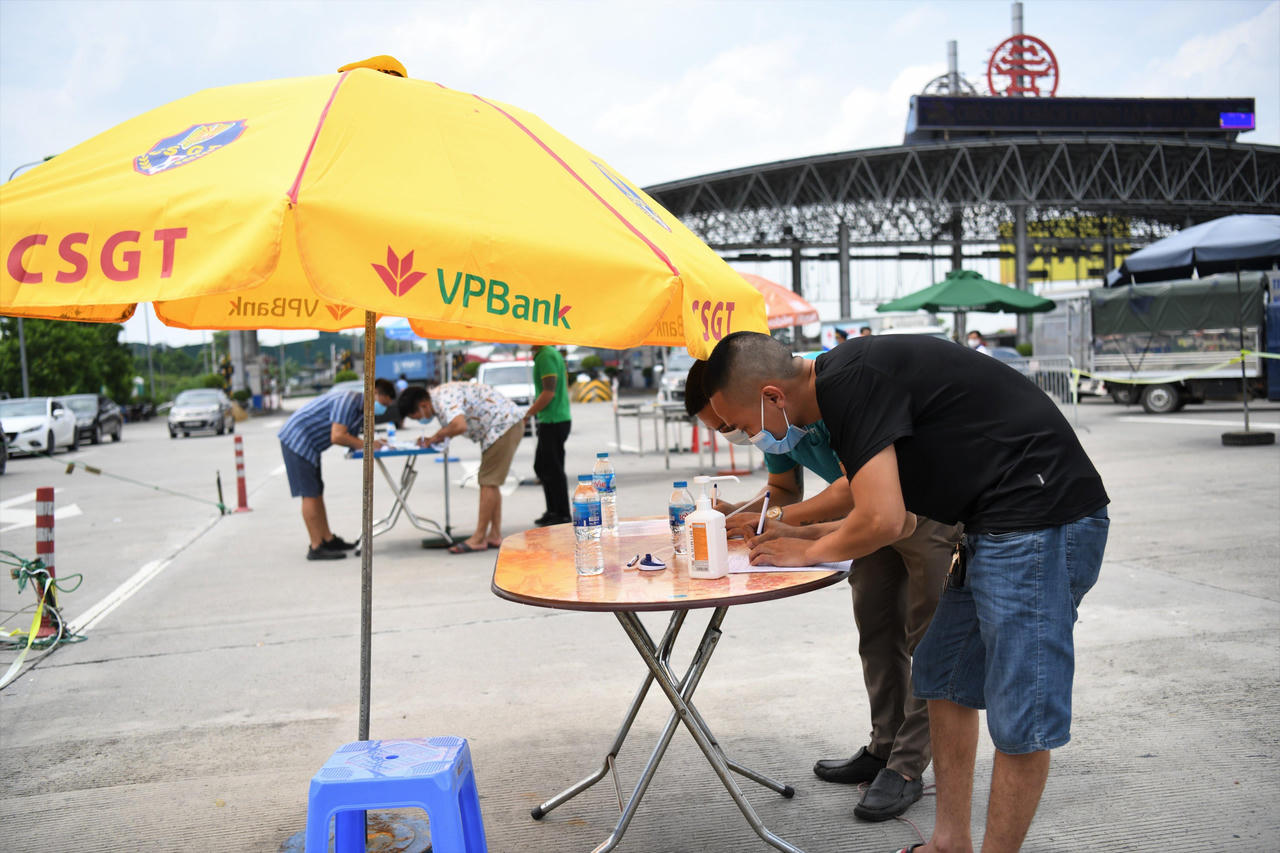 Ngày đầu áp dụng Chỉ thị 16 tại các chốt kiểm dịch trên địa bàn TP Hà Nội 