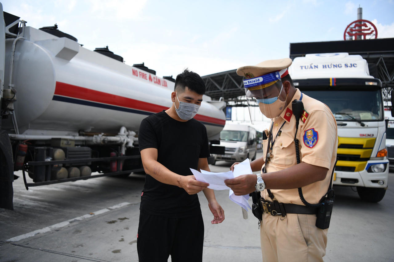 Ngày đầu áp dụng Chỉ thị 16 tại các chốt kiểm dịch trên địa bàn TP Hà Nội 