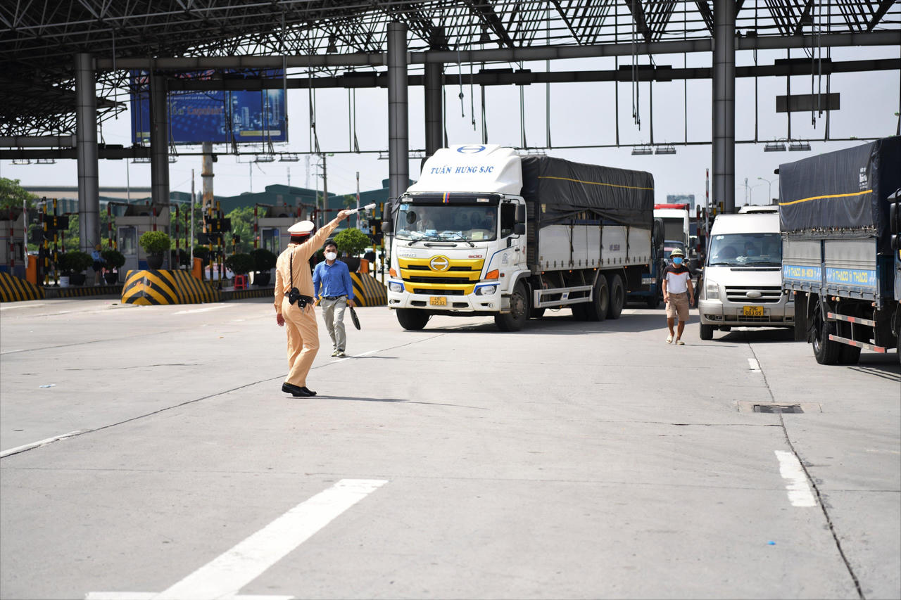 Ngày đầu áp dụng Chỉ thị 16 tại các chốt kiểm dịch trên địa bàn TP Hà Nội 
