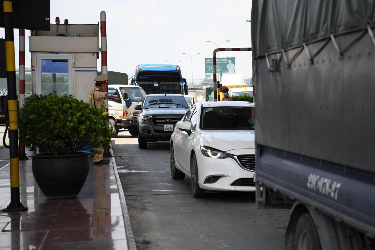 Ngày đầu áp dụng Chỉ thị 16 tại các chốt kiểm dịch trên địa bàn TP Hà Nội 