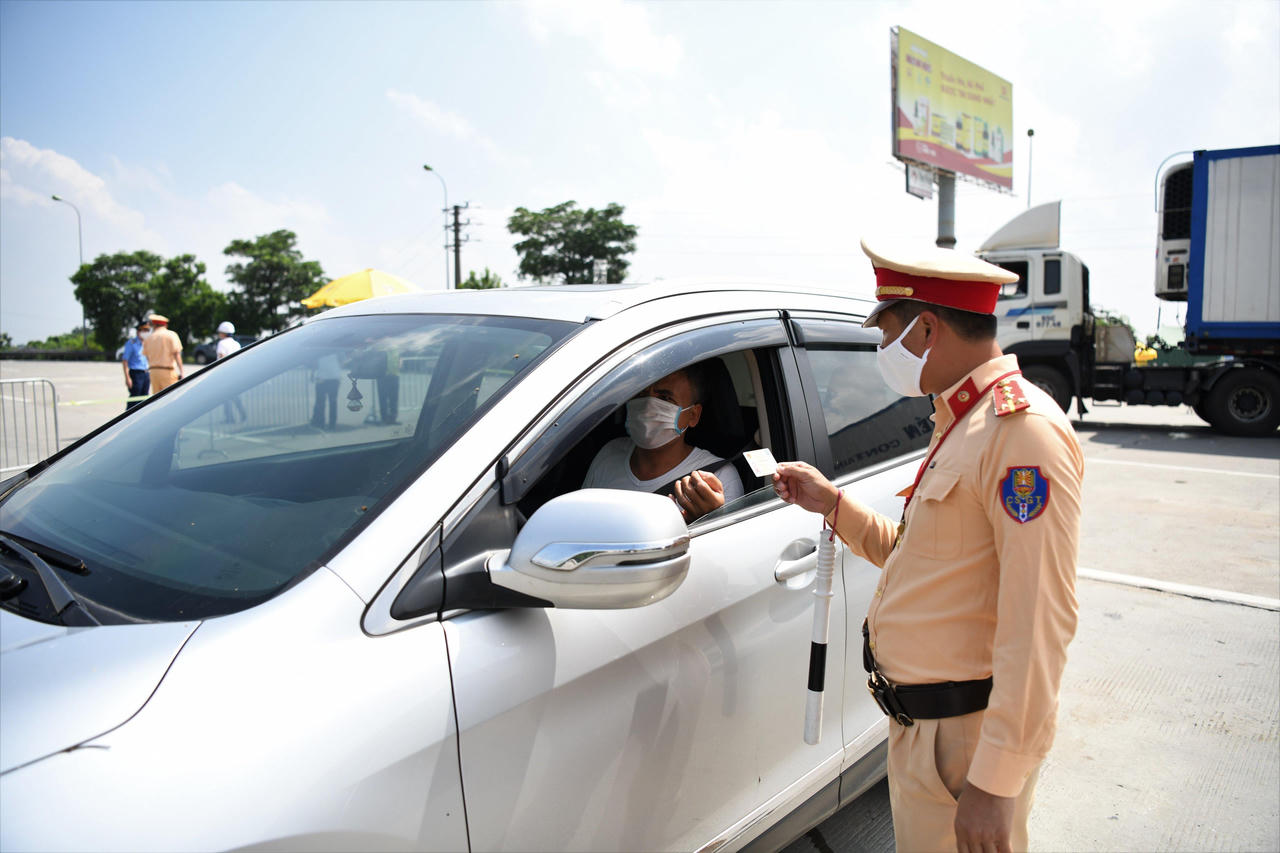 Ngày đầu áp dụng Chỉ thị 16 tại các chốt kiểm dịch trên địa bàn TP Hà Nội 