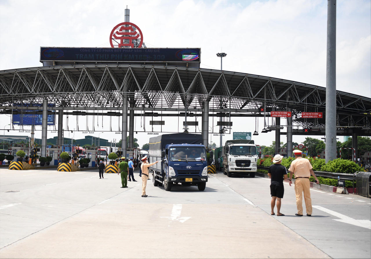 Ngày đầu áp dụng Chỉ thị 16 tại các chốt kiểm dịch trên địa bàn TP Hà Nội 