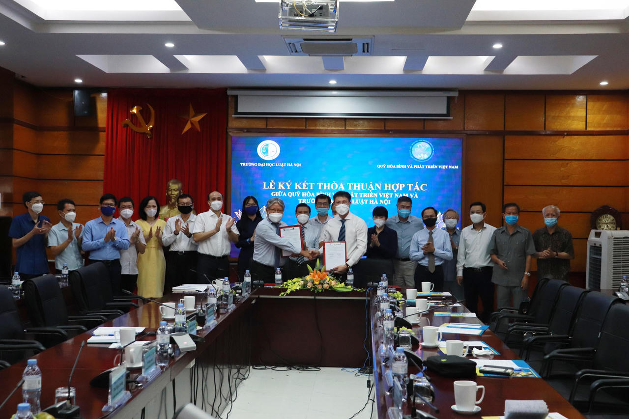 Đại học Luật Hà Nội ký kết thoả thuận hợp tác với Quỹ Hoà Bình & Phát triển Việt Nam