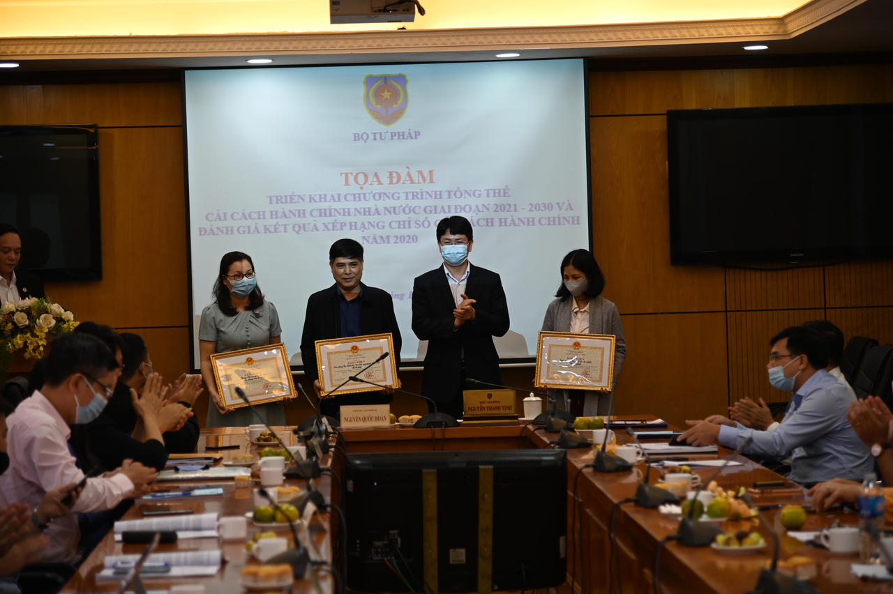 Gắn công tác thi đua, khen thưởng với kết quả thực hiện nhiệm vụ cải cách hành chính