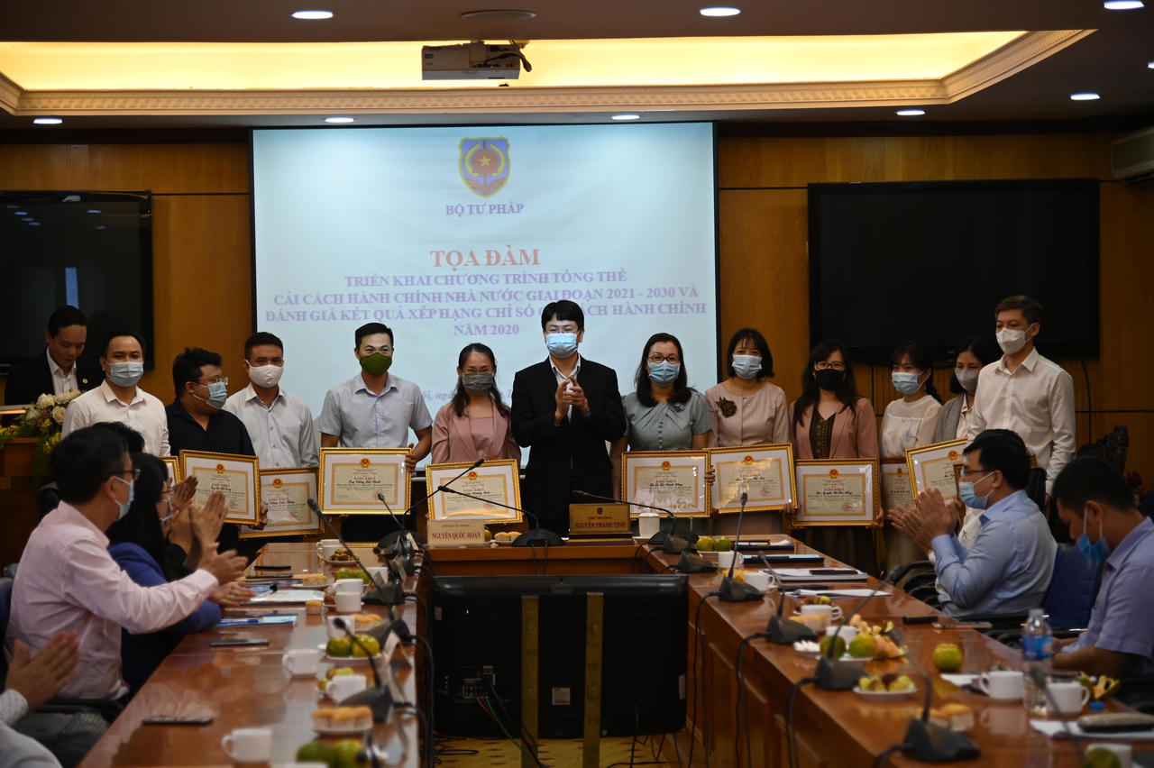 Gắn công tác thi đua, khen thưởng với kết quả thực hiện nhiệm vụ cải cách hành chính