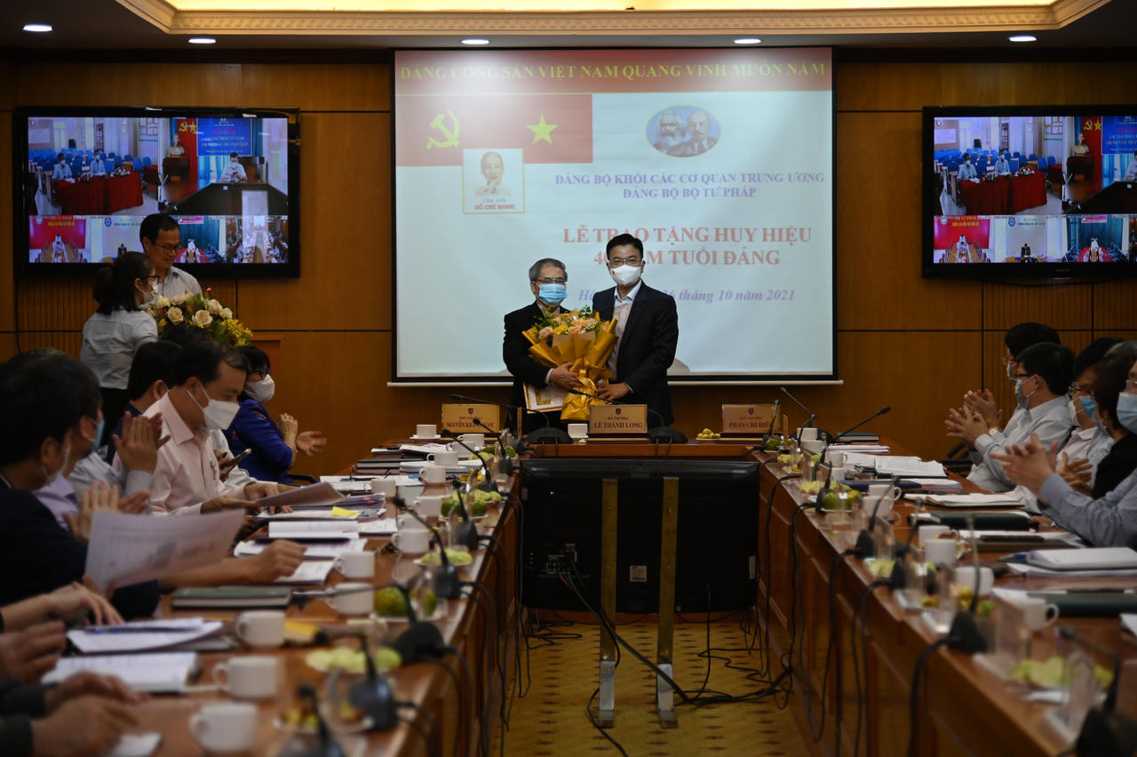 Bộ Tư pháp trao Quyết định nghỉ hưu cho đồng chí Đinh Trung Tụng