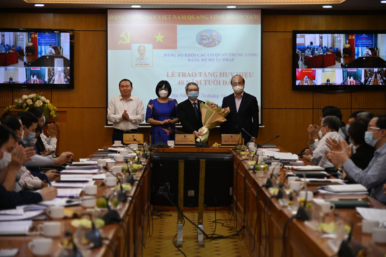 Bộ Tư pháp trao Quyết định nghỉ hưu cho đồng chí Đinh Trung Tụng