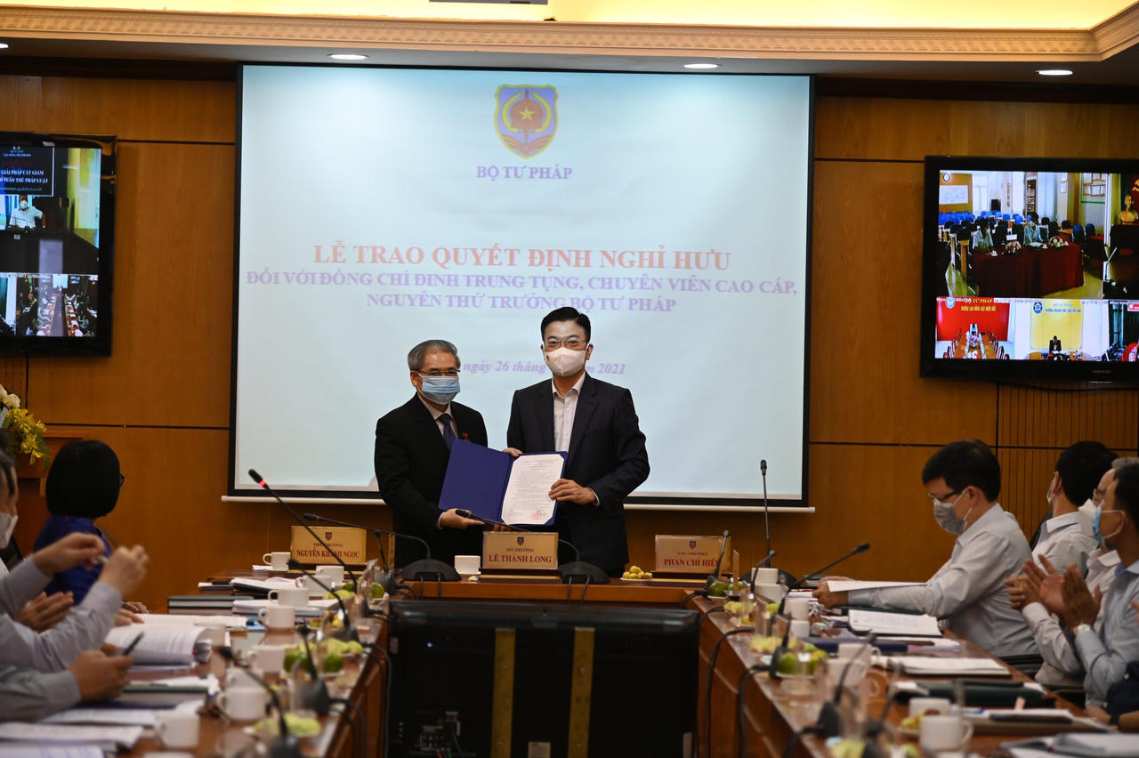 Bộ Tư pháp trao Quyết định nghỉ hưu cho đồng chí Đinh Trung Tụng