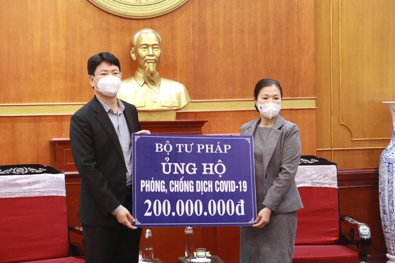 Bộ Tư pháp tiếp tục trao hơn 200 triệu đồng ủng hộ công tác phòng, chống dịch Covid-19