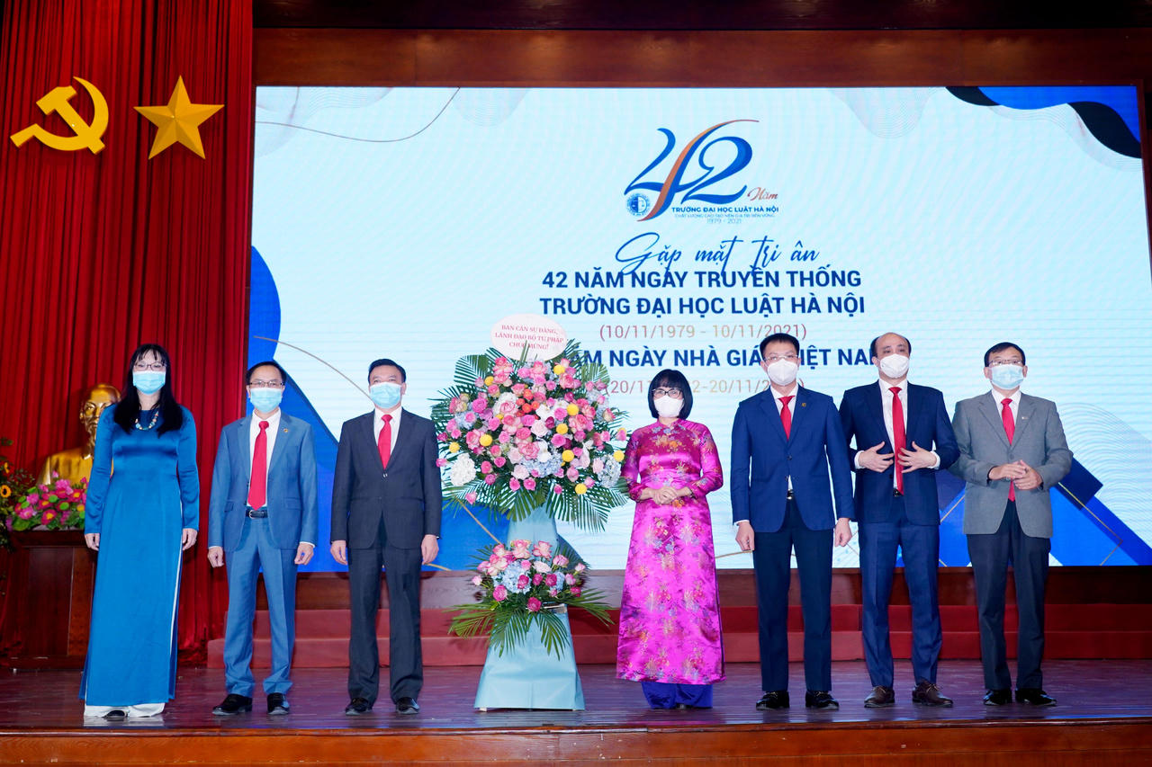 Tiếp tục xây dựng và phát triển Trường Đại học Luật Hà Nội ngày càng vững mạnh