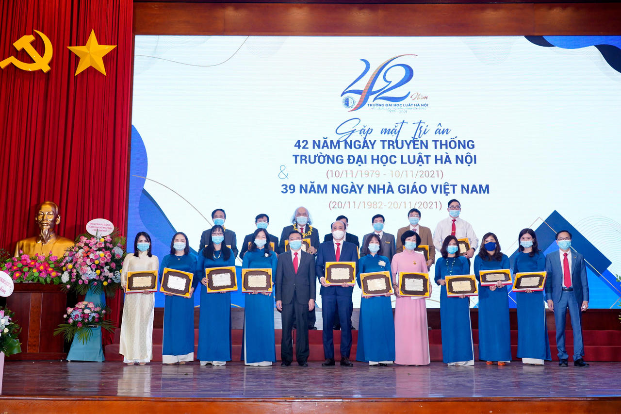 Tiếp tục xây dựng và phát triển Trường Đại học Luật Hà Nội ngày càng vững mạnh