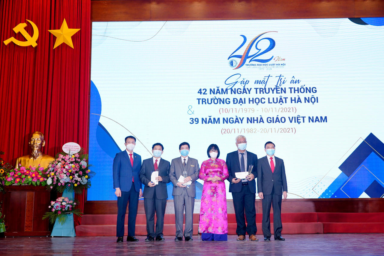 Tiếp tục xây dựng và phát triển Trường Đại học Luật Hà Nội ngày càng vững mạnh