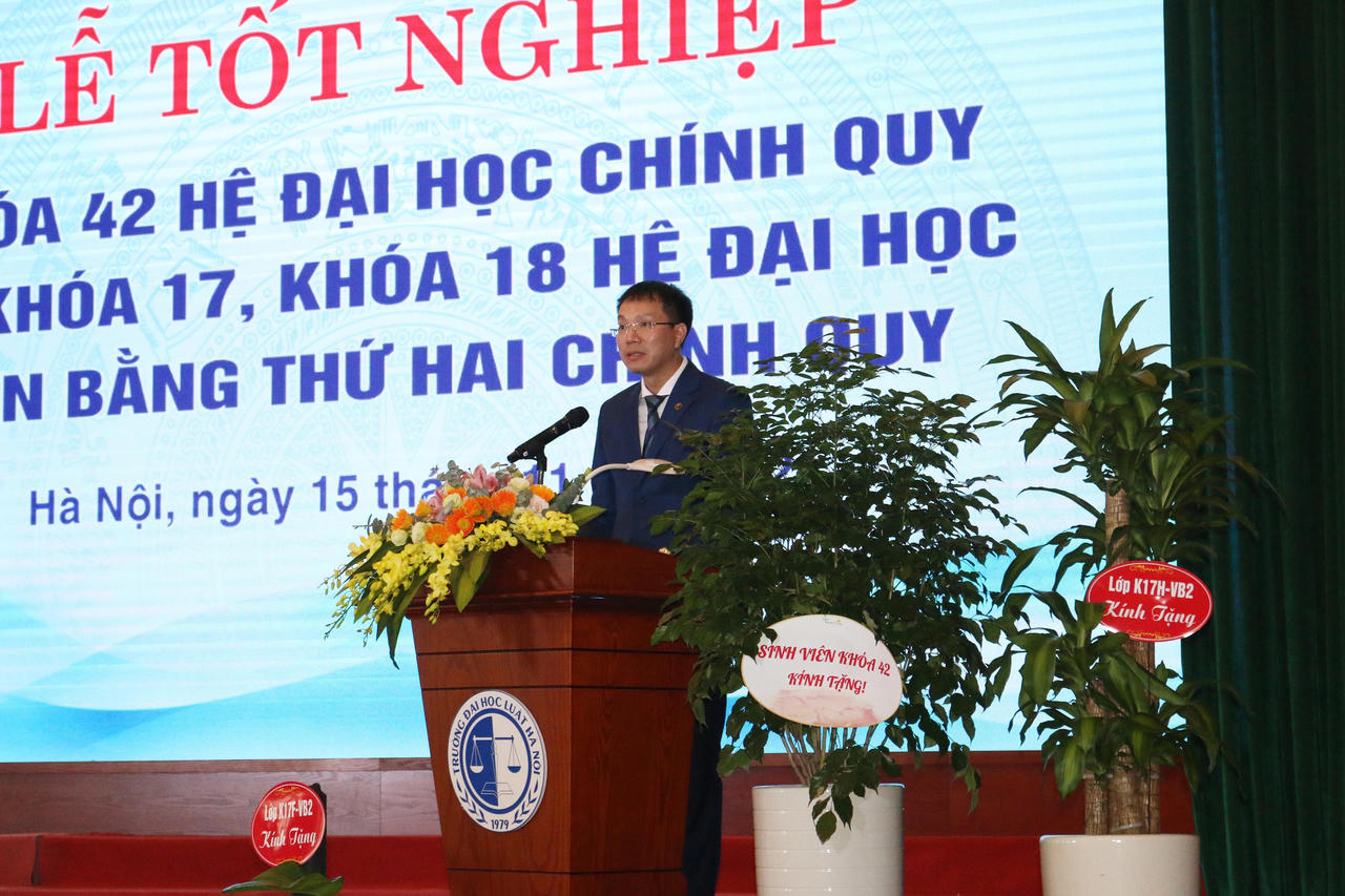 Trường Đại học Luật Hà Nội tổ chức lễ bế giảng cho sinh viên hệ Đại học chính quy