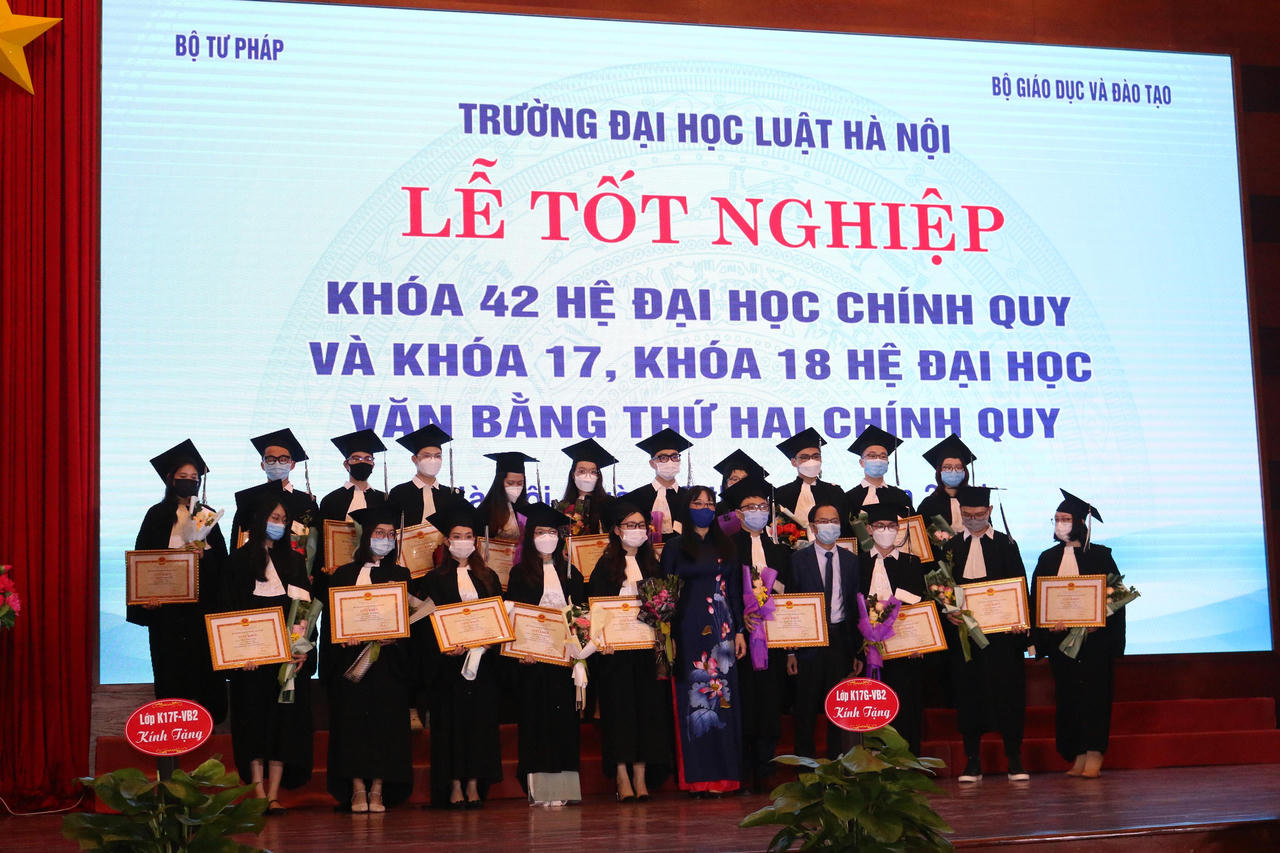 Trường Đại học Luật Hà Nội tổ chức lễ bế giảng cho sinh viên hệ Đại học chính quy