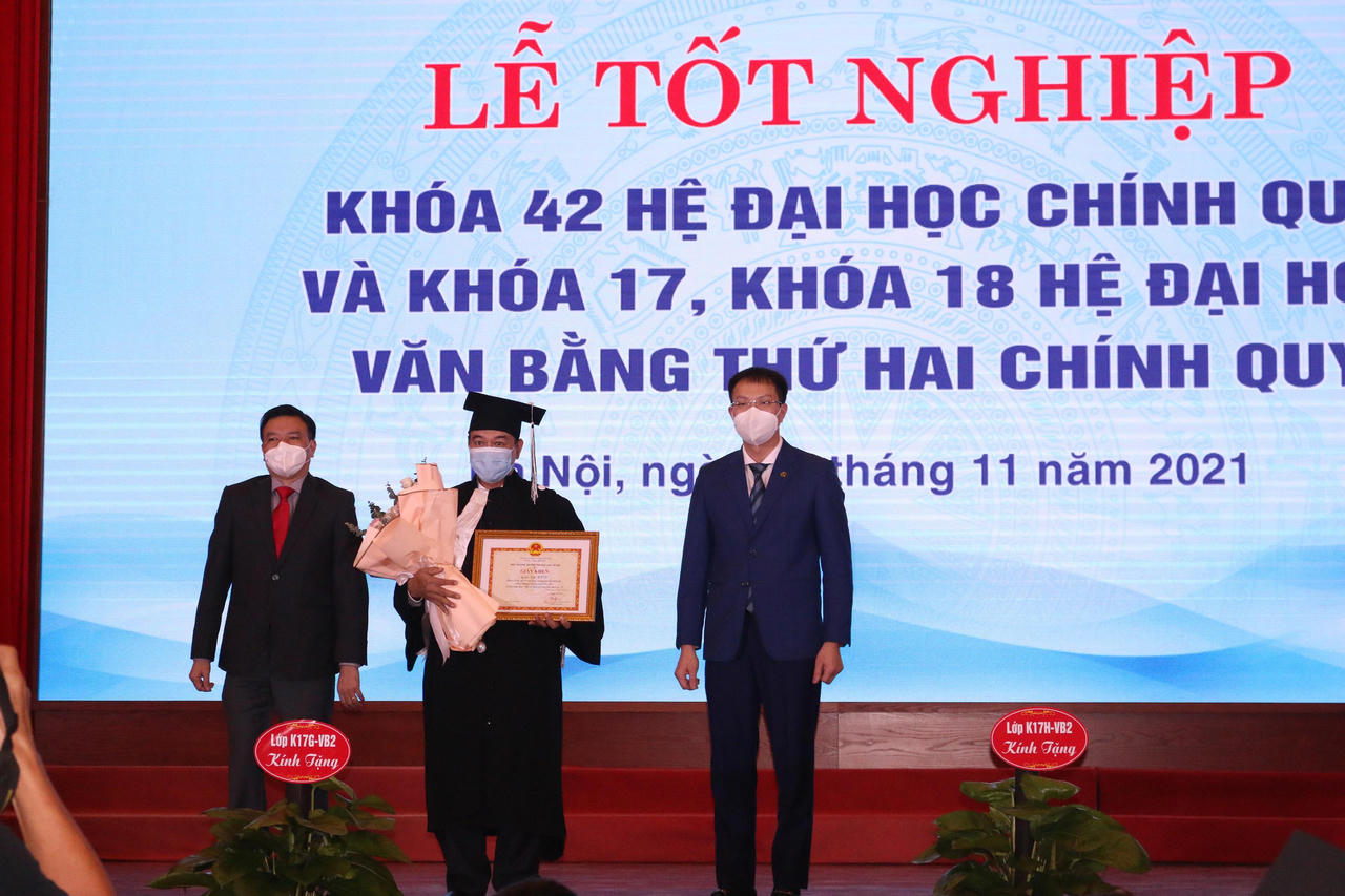 Trường Đại học Luật Hà Nội tổ chức lễ bế giảng cho sinh viên hệ Đại học chính quy