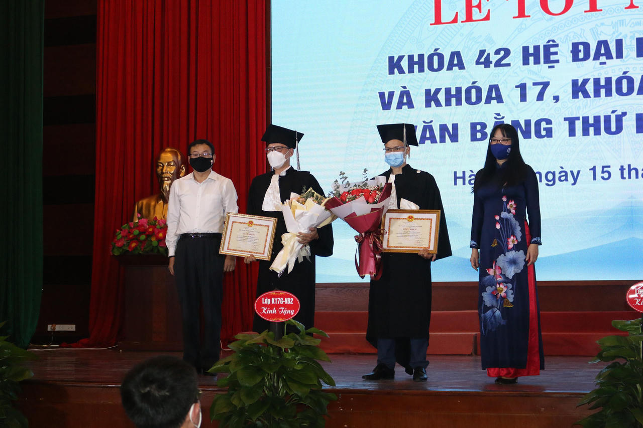 Trường Đại học Luật Hà Nội tổ chức lễ bế giảng cho sinh viên hệ Đại học chính quy