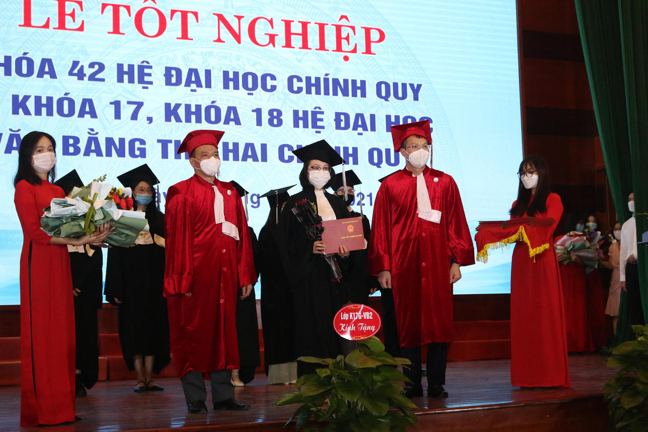 Trường Đại học Luật Hà Nội tổ chức lễ bế giảng cho sinh viên hệ Đại học chính quy