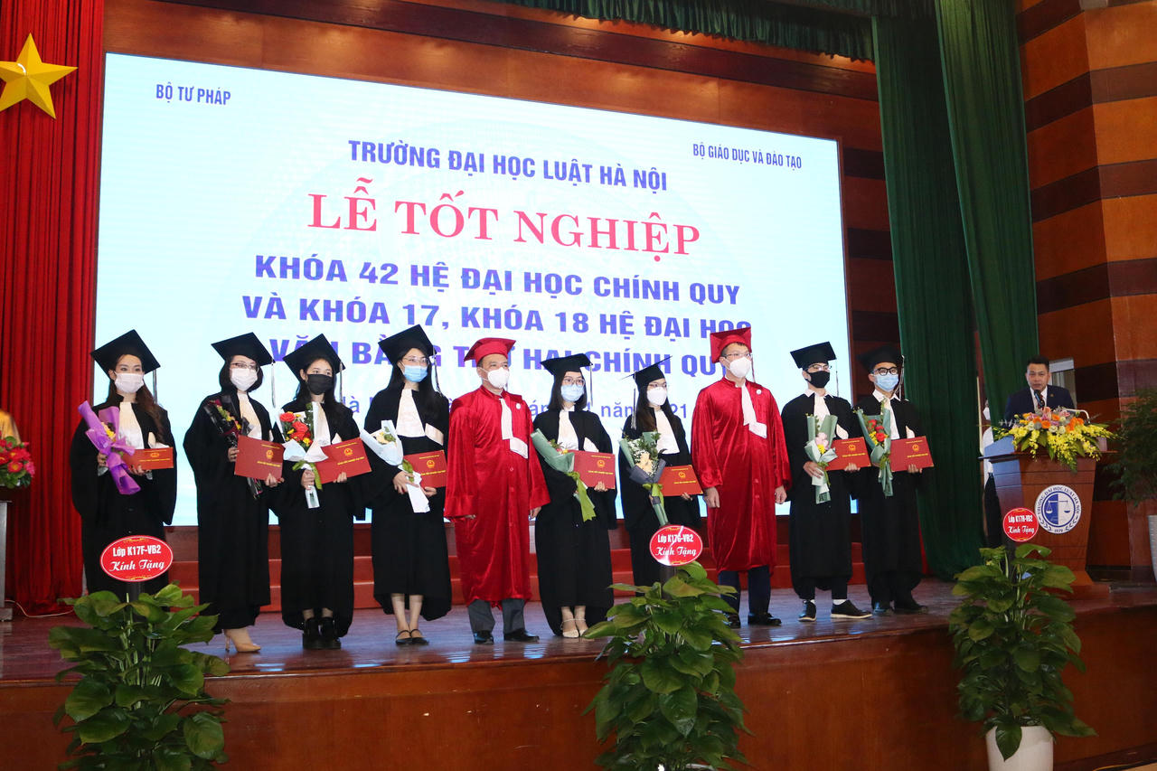 Trường Đại học Luật Hà Nội tổ chức lễ bế giảng cho sinh viên hệ Đại học chính quy