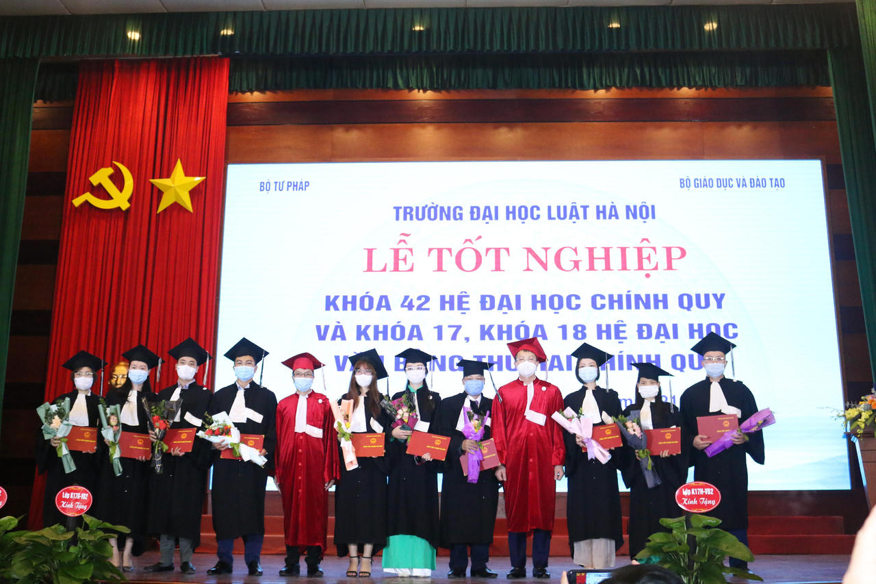 Trường Đại học Luật Hà Nội tổ chức lễ bế giảng cho sinh viên hệ Đại học chính quy