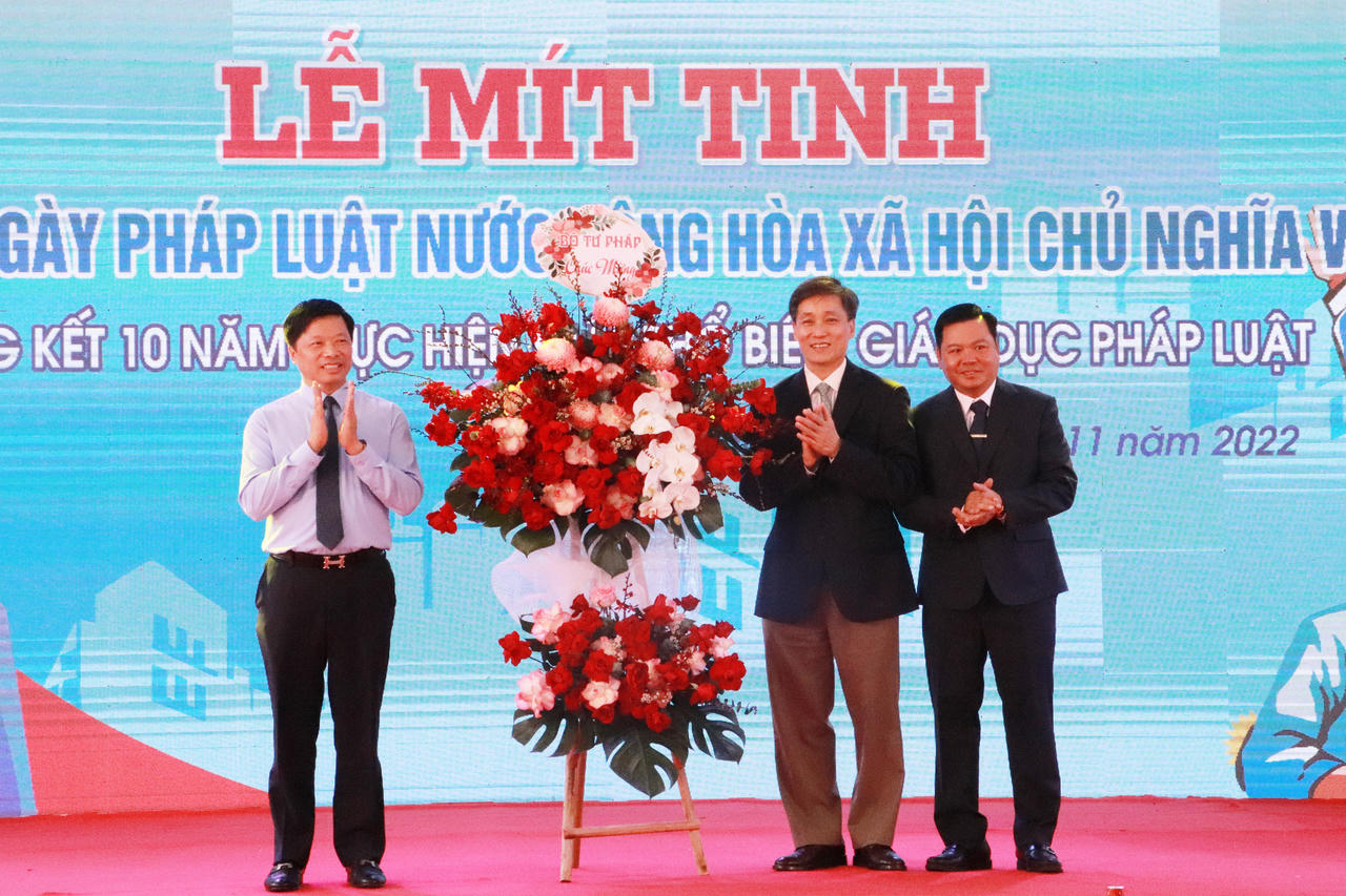 Mít tinh hưởng ứng Ngày Pháp luật Việt Nam tại Bắc Ninh