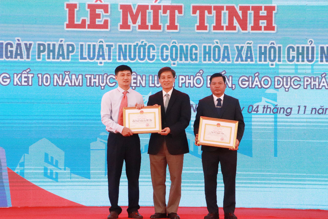 Mít tinh hưởng ứng Ngày Pháp luật Việt Nam tại Bắc Ninh