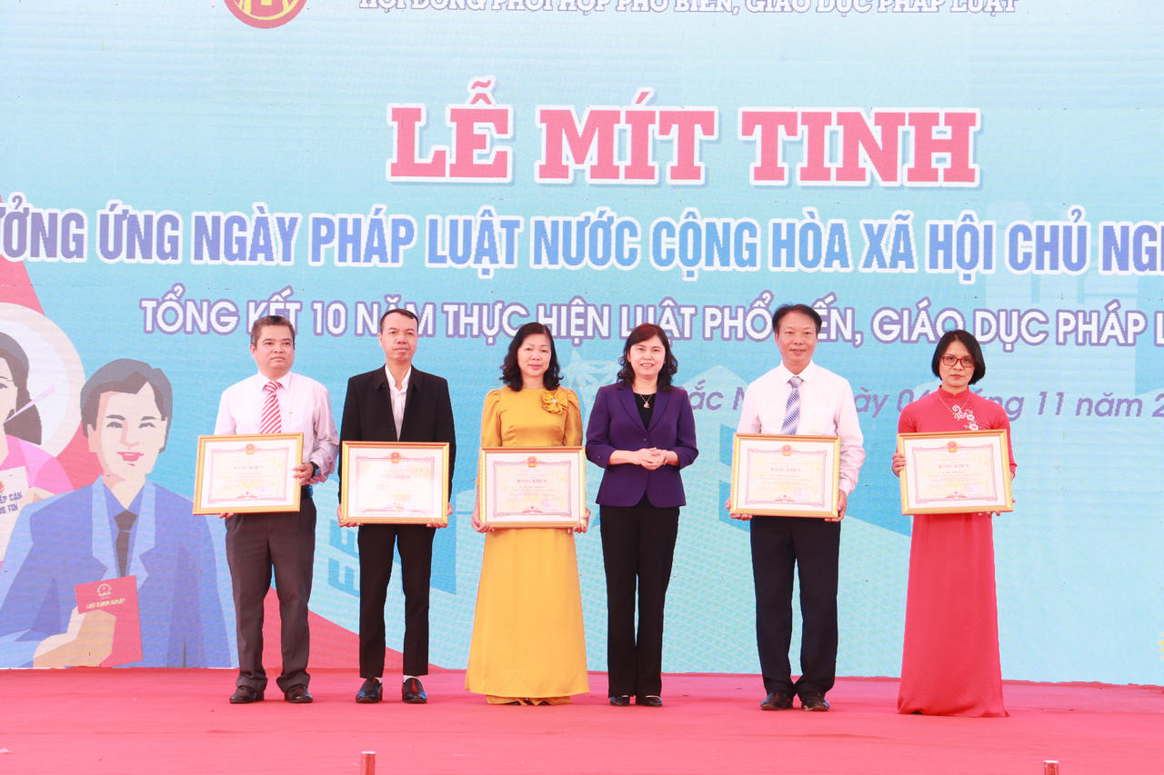Mít tinh hưởng ứng Ngày Pháp luật Việt Nam tại Bắc Ninh