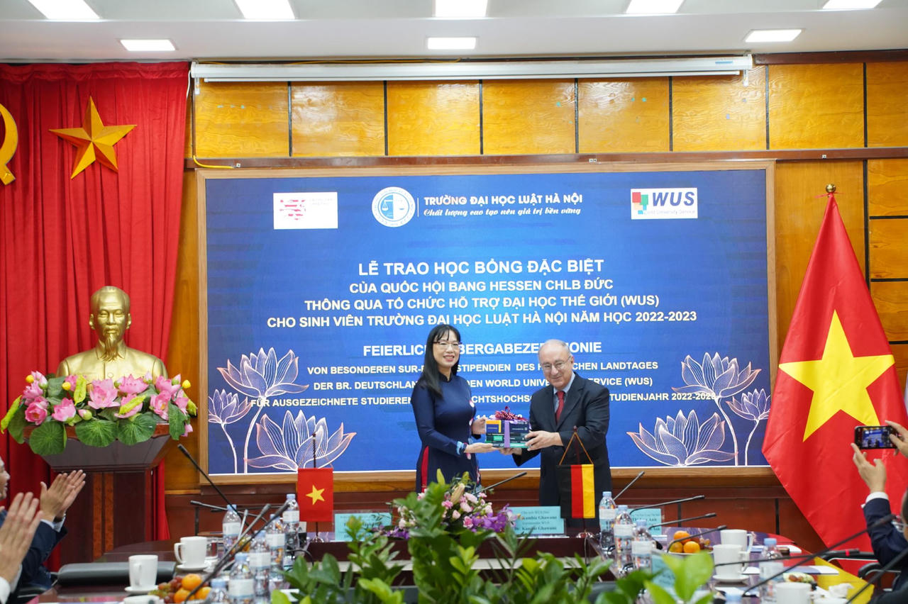 Trao học bổng đặc biệt của Đức cho sinh viên Trường Đại học Luật Hà Nội