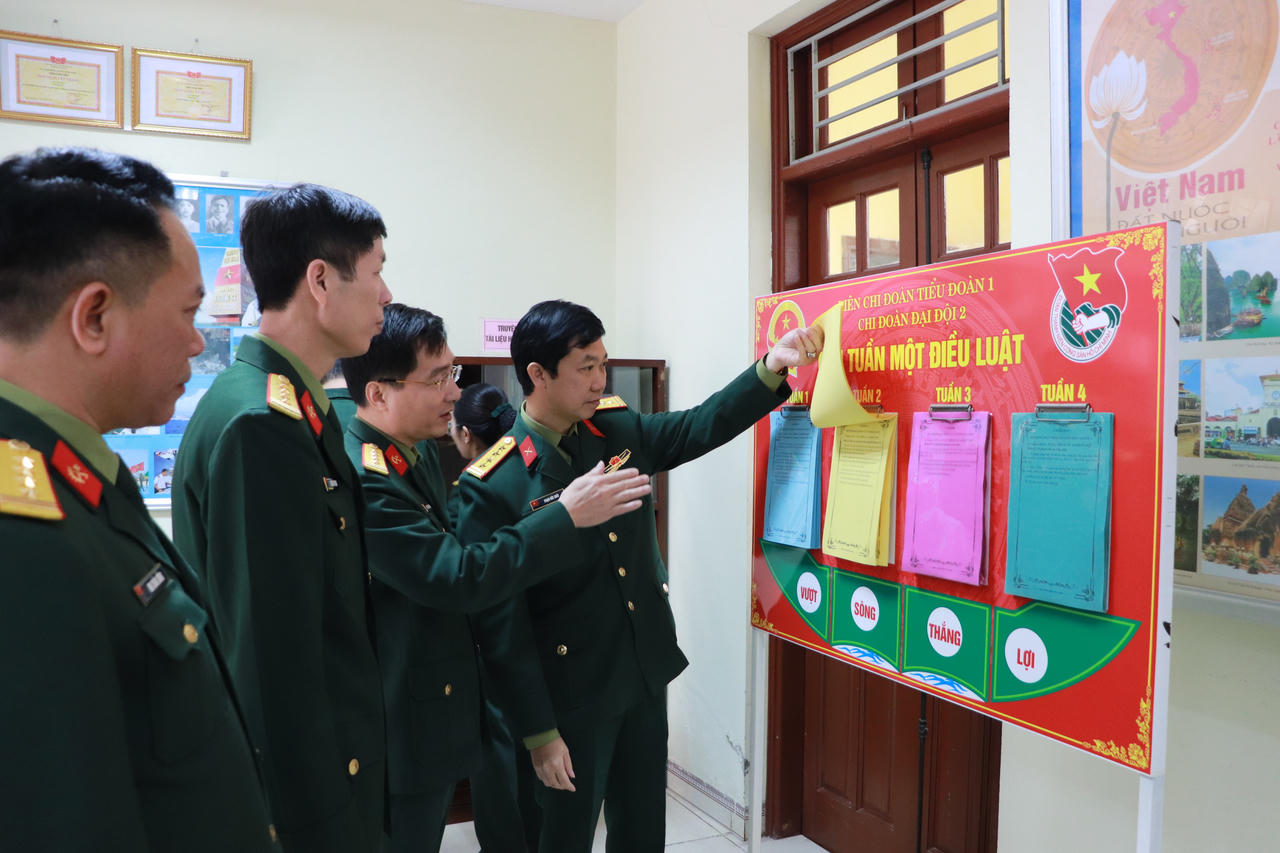 Phổ biến, giáo dục pháp luật: Chú trọng kết hợp với nâng cao ý thức pháp luật và chấp hành kỷ luật Quân đội