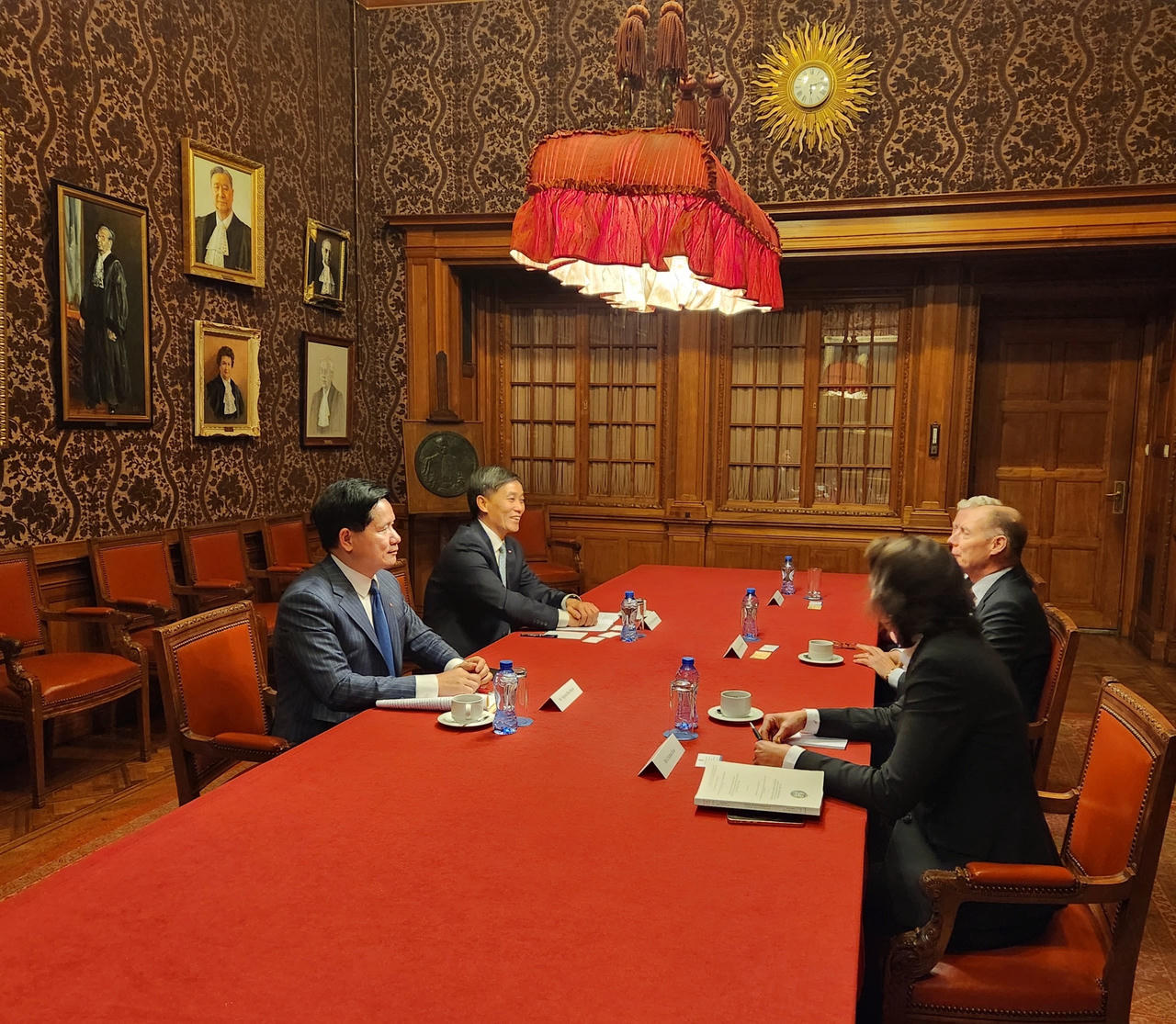 Mở rộng hợp tác với các thiết chế luật pháp quốc tế đóng tại Hà Lan