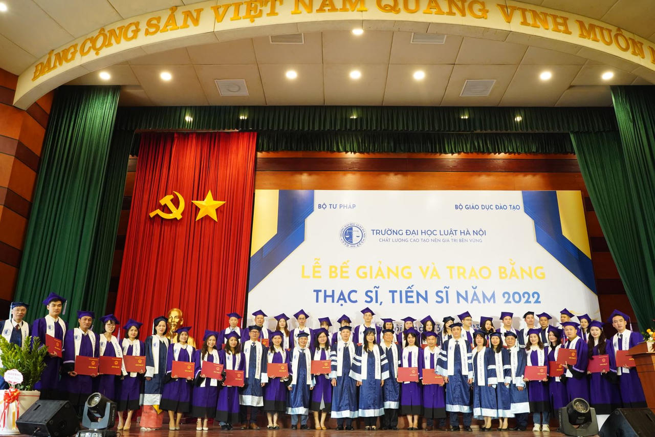 Trường Đại học Luật Hà Nội tổ chức Lễ bế giảng, trao bằng thạc sĩ, tiến sĩ tốt nghiệp năm 2022