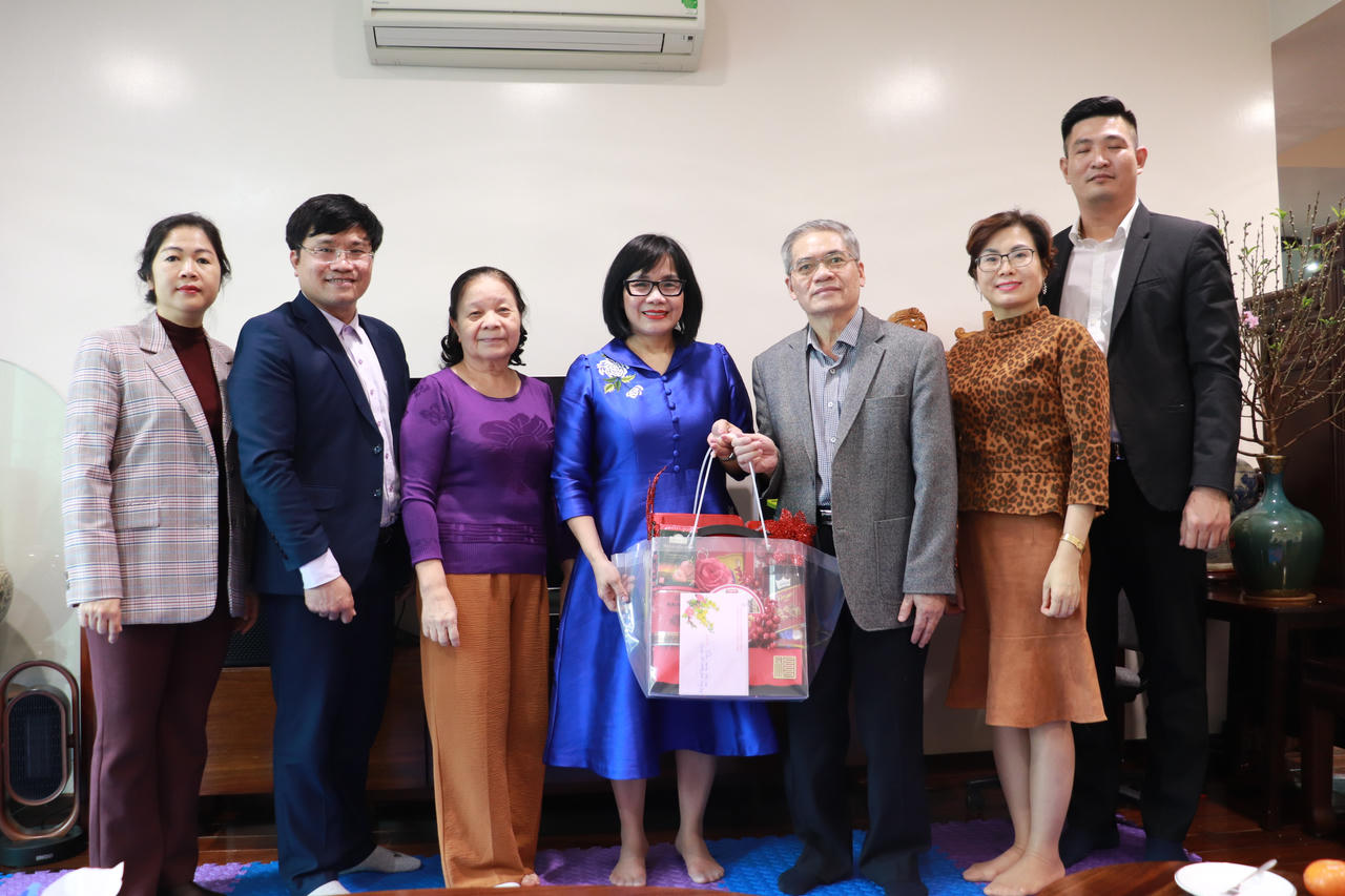 Lãnh đạo Bộ Tư pháp thăm, chúc tết gia đình nguyên lãnh đạo Bộ