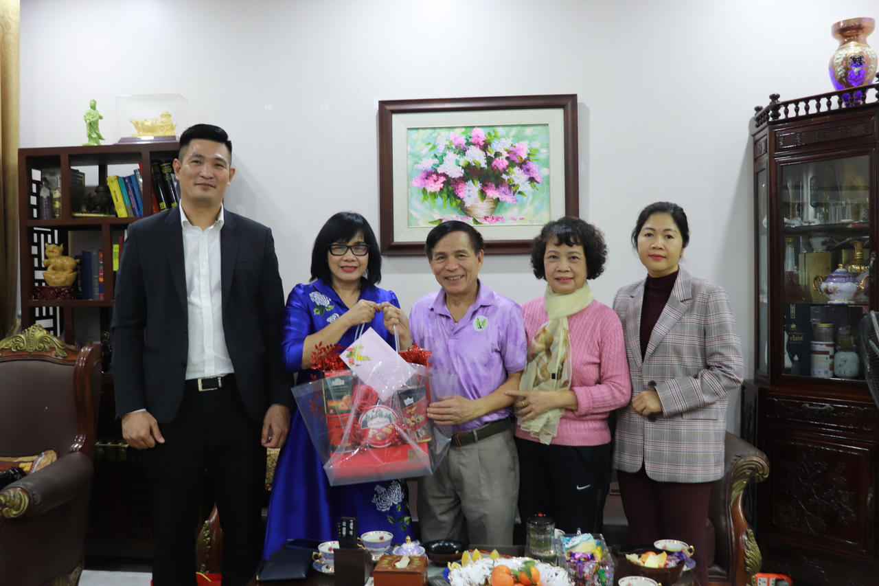 Lãnh đạo Bộ Tư pháp thăm, chúc tết gia đình nguyên lãnh đạo Bộ