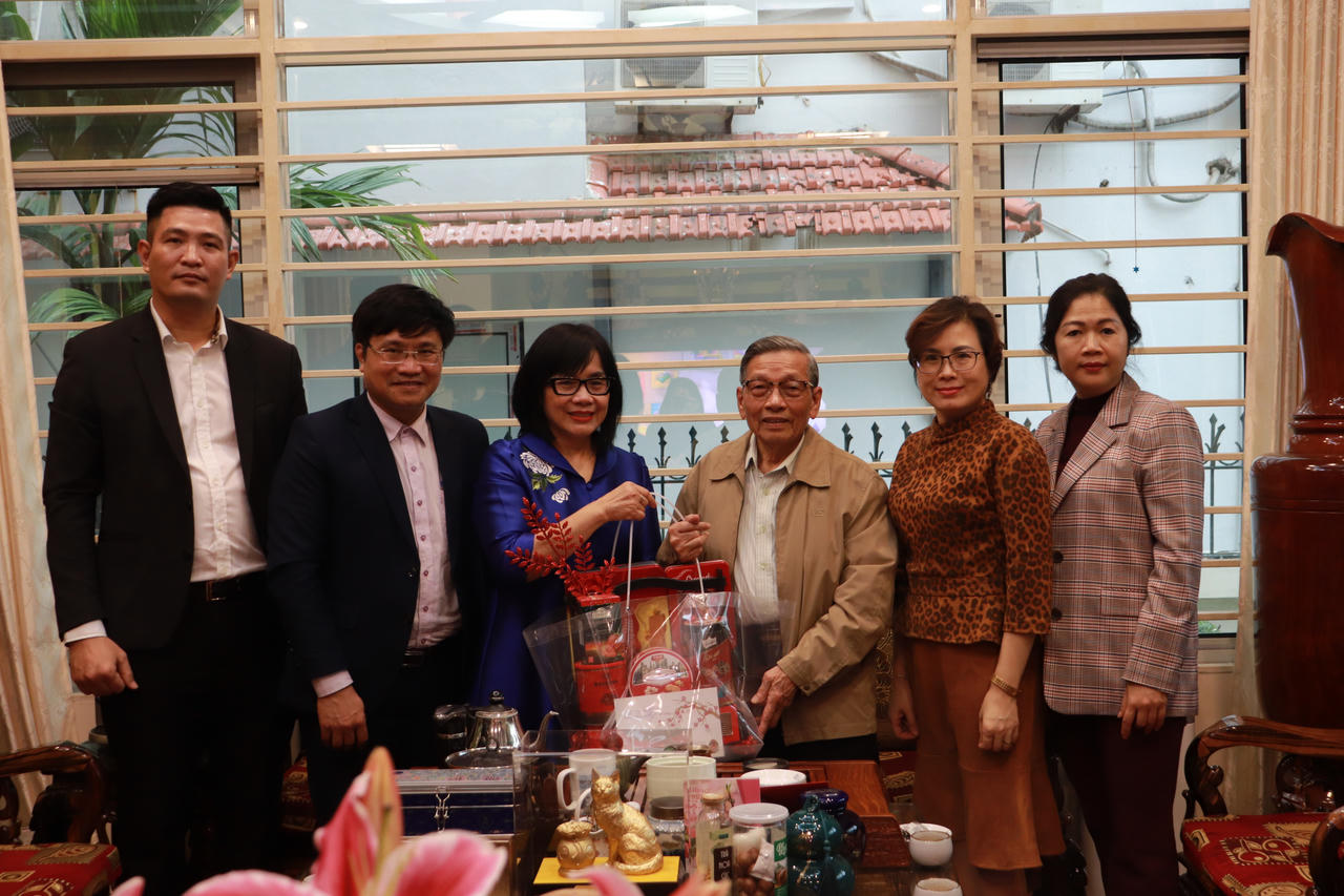 Lãnh đạo Bộ Tư pháp thăm, chúc tết gia đình nguyên lãnh đạo Bộ