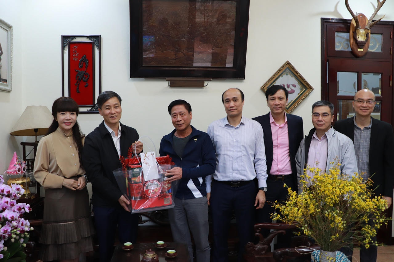 Lãnh đạo Bộ Tư pháp thăm, chúc tết gia đình nguyên lãnh đạo Bộ