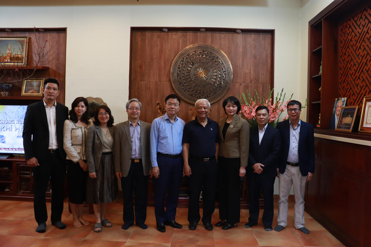 Lãnh đạo Bộ Tư pháp thăm, chúc tết gia đình nguyên lãnh đạo Bộ