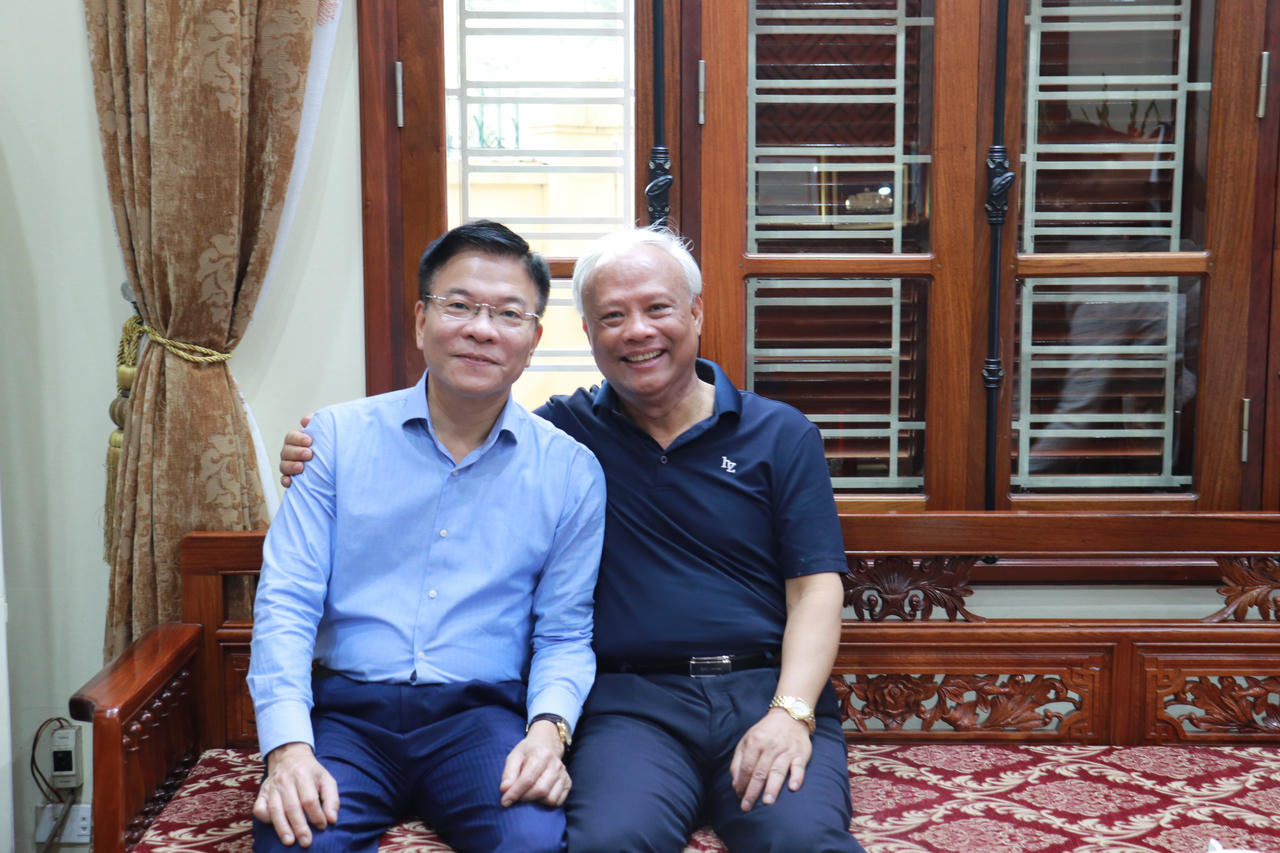 Lãnh đạo Bộ Tư pháp thăm, chúc tết gia đình nguyên lãnh đạo Bộ