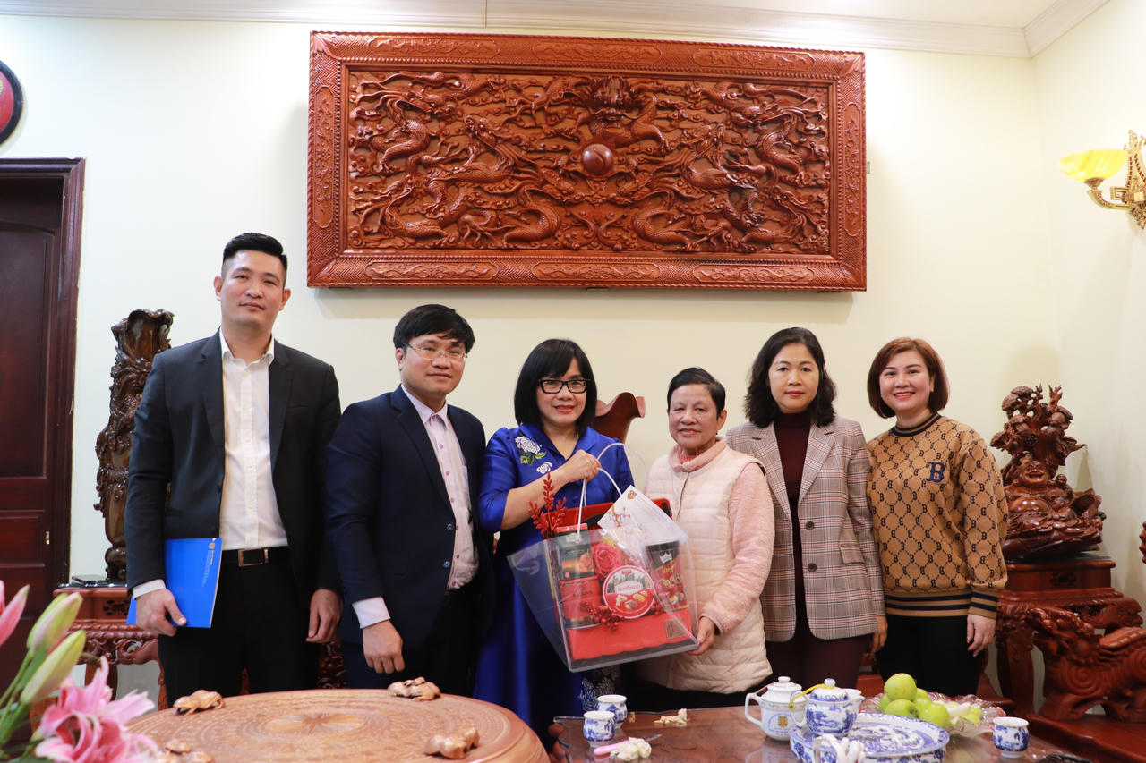 Lãnh đạo Bộ Tư pháp thăm, chúc tết gia đình nguyên lãnh đạo Bộ