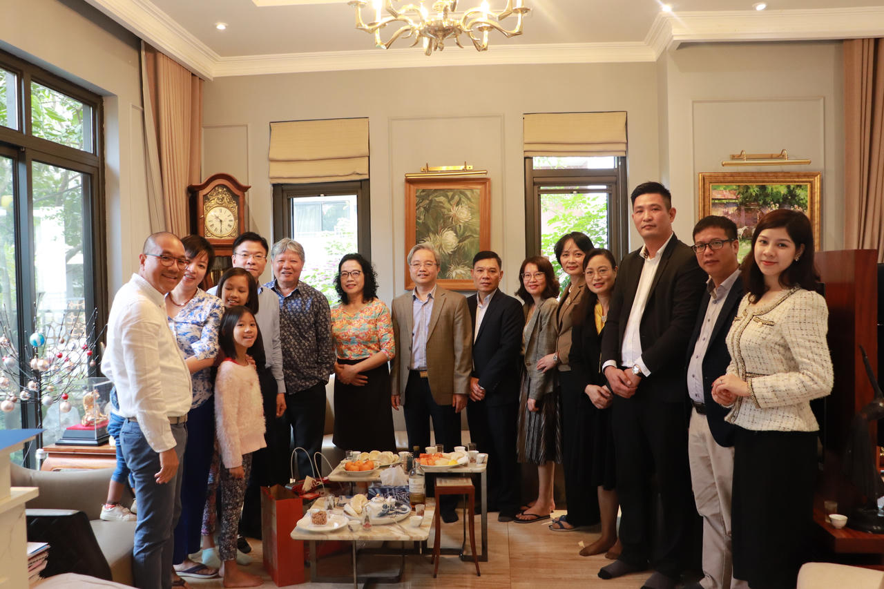 Lãnh đạo Bộ Tư pháp thăm, chúc tết gia đình nguyên lãnh đạo Bộ