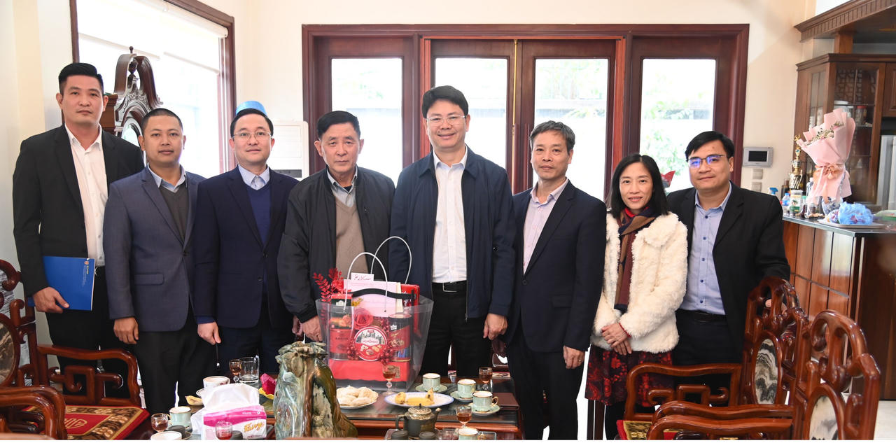 Lãnh đạo Bộ Tư pháp thăm, chúc tết gia đình nguyên lãnh đạo Bộ