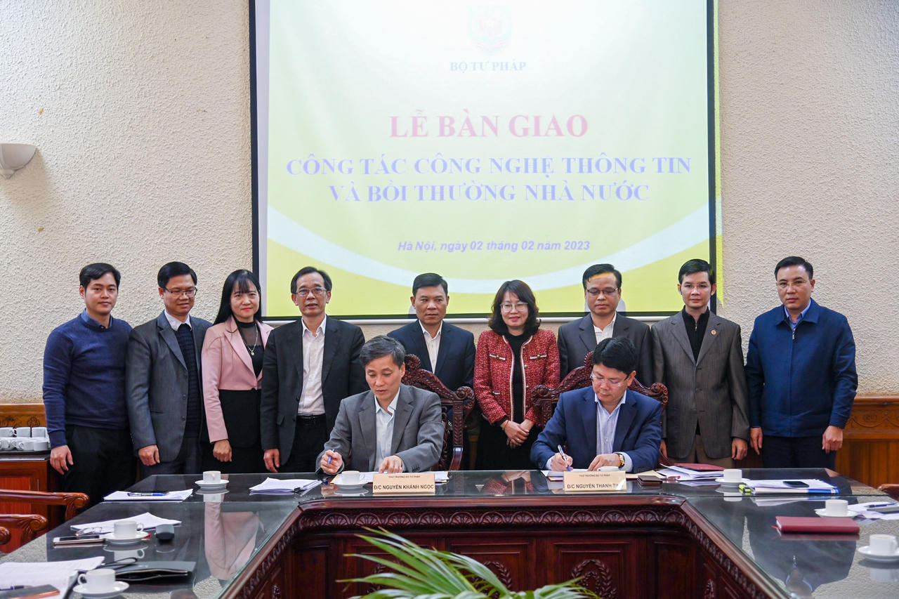 Lễ bàn giao công tác công nghệ thông tin và bồi thường nhà nước