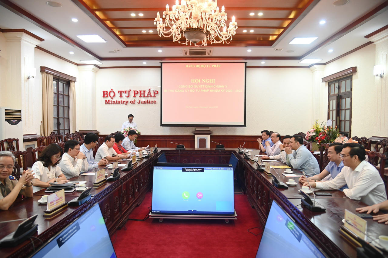 Trao Quyết định chuẩn y Bí thư Đảng ủy Bộ Tư pháp cho Thứ trưởng Đặng Hoàng Oanh