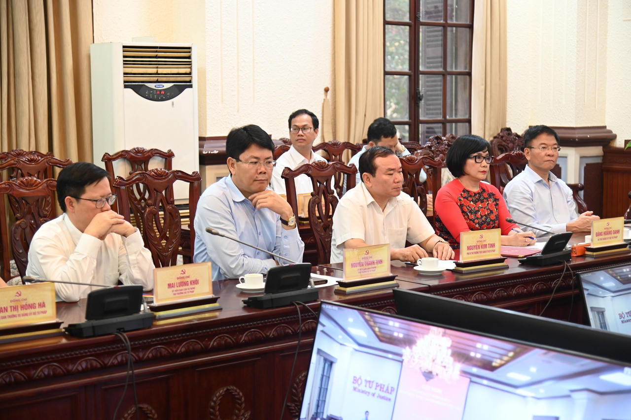 Trao Quyết định chuẩn y Bí thư Đảng ủy Bộ Tư pháp cho Thứ trưởng Đặng Hoàng Oanh